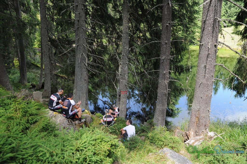 vacaciones bicicleta de montaña en los Cárpatos lago de las hadas