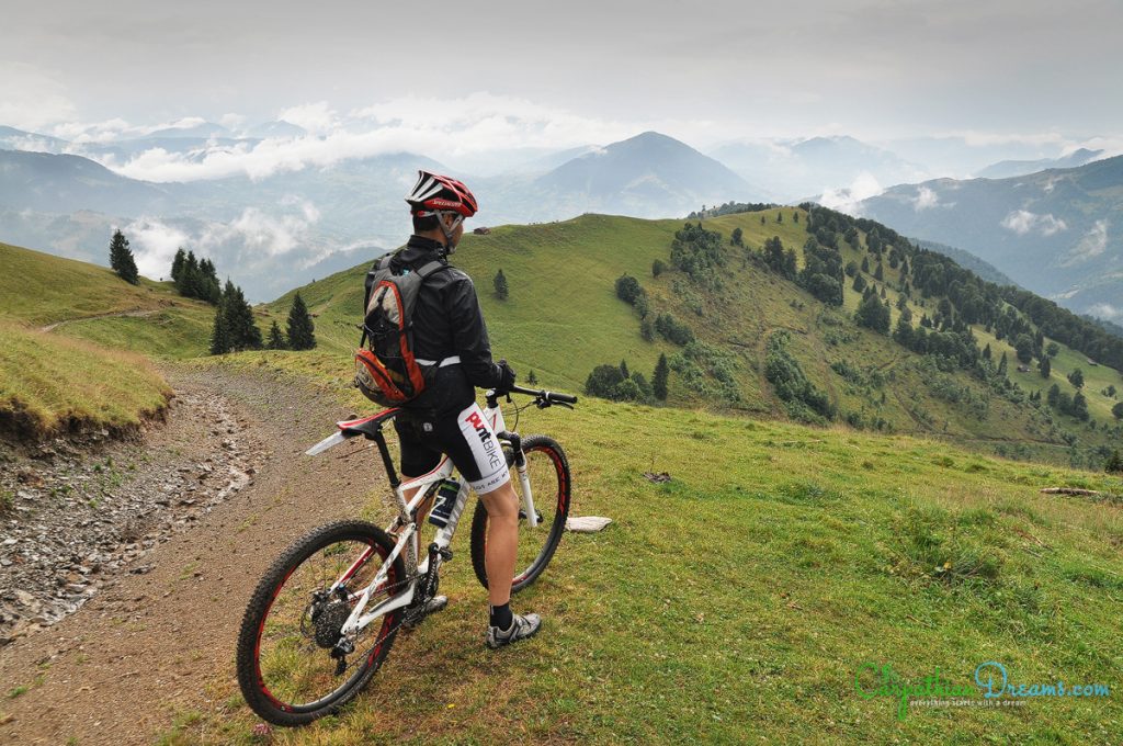 vacaciones bicicleta de montaña en los Cárpatos vella rumania