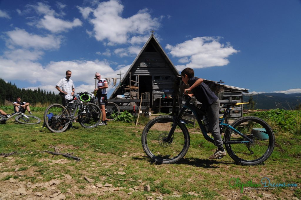 vacaciones bicicleta de montaña en los Cárpatos pastores